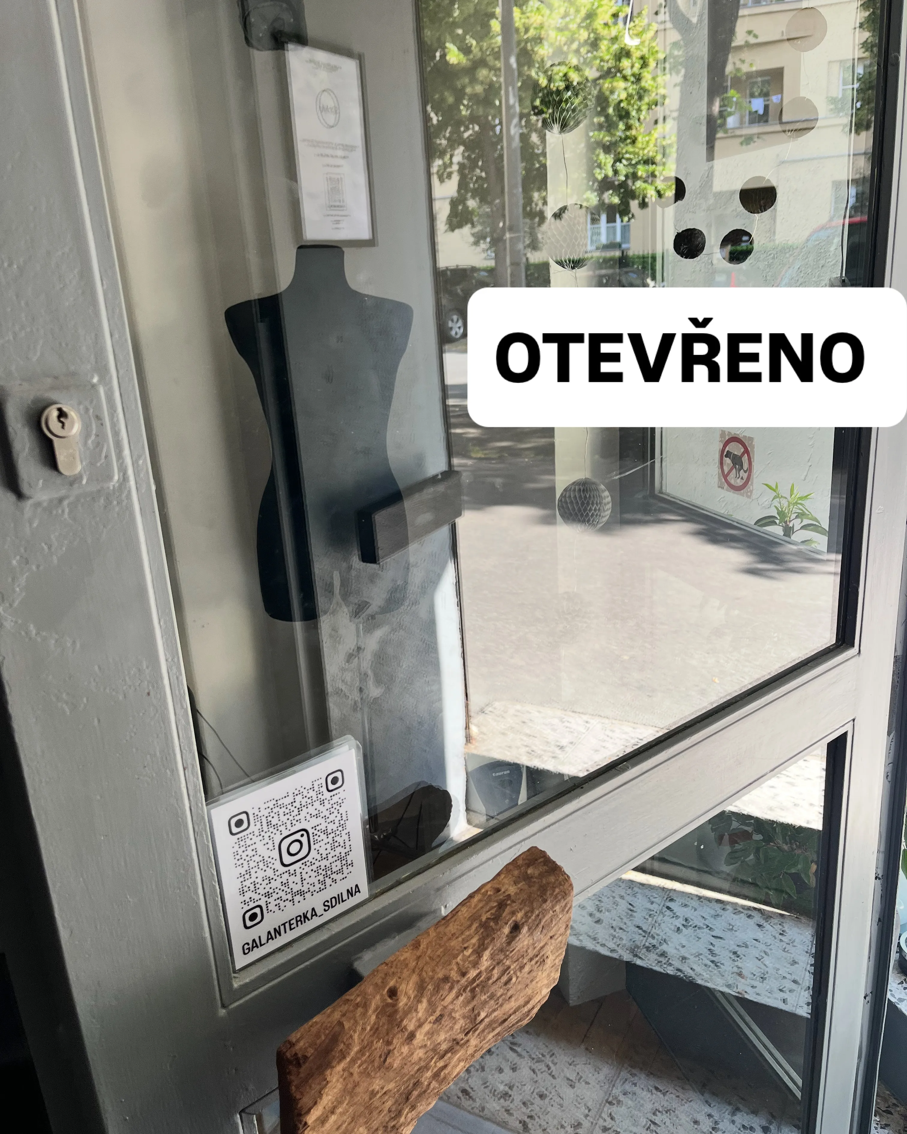 dveře oteřeno